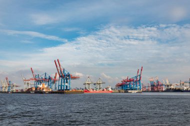HAMBURG, ALMANY - 2 AUG 2017: Hamburg limanının girişine ve liman limanı Burchard Kai limanına bakın.