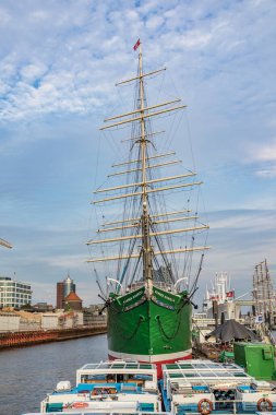HAMBURG, ALMANY - 2 AUG 2017: tarihi Rickmer Rickmers ile Hamburg limanına bakın. Tarihi gemi bugünlerde müze olarak hizmet veriyor..