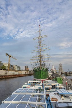 HAMBURG, ALMANY - 2 AUG 2017: tarihi Rickmer Rickmers ile Hamburg limanına bakın. Tarihi gemi bugünlerde müze olarak hizmet veriyor..