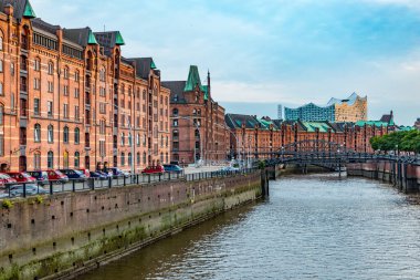 HAMBURG, GERMANY - 2 AUG 2017: Elb Philharmony ile UNESCO 'nun dünya mirası olan Hamburg' daki tarihi Speicherstadt 'a bakın.