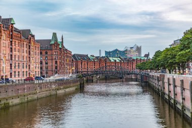 HAMBURG, GERMANY - 2 AUG 2017: Elb Philharmony ile UNESCO 'nun dünya mirası olan Hamburg' daki tarihi Speicherstadt 'a bakın.