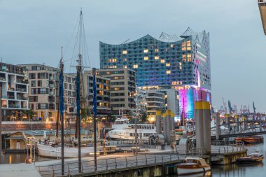 HAMBURG, ALMANY - 2 AUG 2017: Hamburg limanına ve ünlü Elb Filarmonisi 'ne bakın. Filarmoni, 2017 yılında açıldı ve Hamburg 'un en pahalı modern binasıdır..