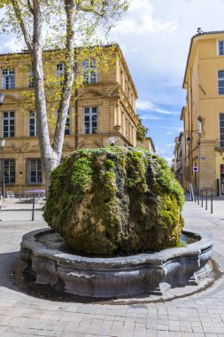 AIX EN PROVENCE, FRANCE - 11 AUG 2017: Aix en provence, Mirabeau 'daki eski çeşme köpüğü