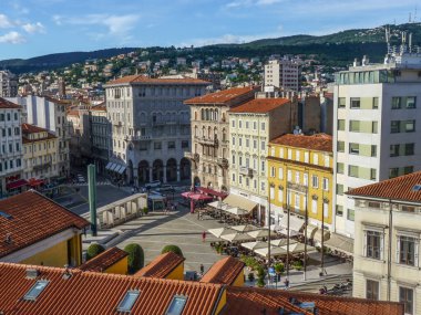 TRIESTE, İtalya - 12 AUG 2017: Trieste, İtalya 'daki ünlü merkezi pazara bakın. Trieste, Hırvatistan ve Slowenia 'ya seyahat eden insanlar için önemli bir turizm durağı..
