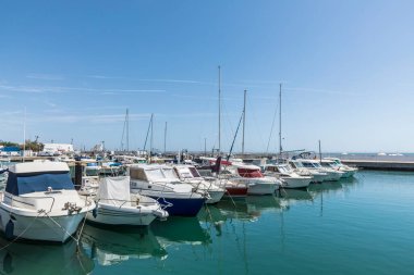 SAINTES MARIES DE LA MER, FRANCE - 15 AUG 2017: Saintes Maries de la Mer limanında yelkenli tekne ve yatlar. Eski zamanlarda küçük balıkçı köyü Camargue 'nin başkentiydi ama günümüzde hala bir turisti olan en büyük kasaba.