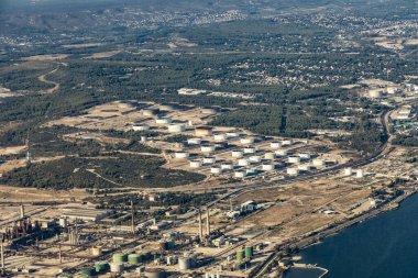 MARSEILLES, FRANCE - 17 AUG 2017: Marsilya 'daki Tank çiftliği ve rafinerisi. Büyük rafineriler ülkenin diğer kısımlarına petrolle hizmet veriyor..