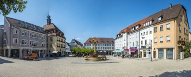 NECKARSULM, GERMANY - 28 AUG 2017: İnsanlar Neckarsulm 'daki eski pazar yerini çeşmeyle ziyaret ediyor.