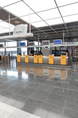 Frankfurt, GERMANY - SEP 11, 2017: Frankfurt Rhein-Main havaalanındaki 1 numaralı terminalin kalkış bölgesine giriş ve transfer. 2016 yılında Frankfurt Havalimanı (FRA) toplam 60.792.308 yolcu taşıdı..