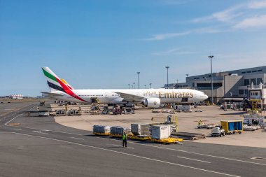 BOSTON, ABD - SEP 11, 2017: emirates uçakları Boston 'daki Logan Uluslararası Havaalanı' nda yolcu köprüsünde. Logan boyutuna ve New England eyaletindeki en büyük havaalanıdır..