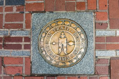 BOSTON, ABD - SEP 12, 2017: Boston özgürlük patikası Boston 'daki turistlere turistik bölgelerde rehberlik ediyor.