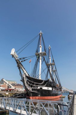 BOSTON, ABD - 13. SEP 2017: Ünlü USS Anayasası, Boston, ABD limanda. Her yıl bağımsızlık gününde gemi Boston limanında tekrar yelken açar..