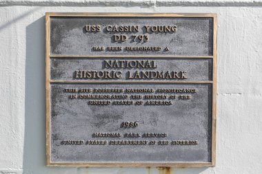 BOSTON, ABD - SEP 12, 2017: Donanma gemisi USS cassin 'in metal plakası genç DD 793, Boston rıhtımında. Cassin Young 2. Dünya Savaşı 'na katıldı ve 1986' dan beri müze olarak hizmet veriyor..