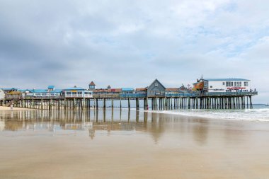 Old ORCHARD BEACH, ABD - 15 SEP 2017: Old Orchard Beach 'teki ünlü eski meyve bahçesi iskelesi. Rıhtım ilk kez 2 Temmuz 1898 'de halka açıldı. Her türlü eğlenceyi sundu..