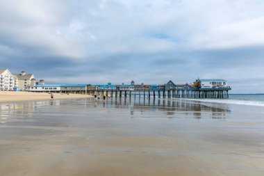 Old ORCHARD BEACH, ABD - 15 SEP 2017: Old Orchard Beach 'teki ünlü eski meyve bahçesi iskelesi. Rıhtım ilk kez 2 Temmuz 1898 'de halka açıldı. Her türlü eğlenceyi sundu..