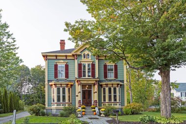 THOMASTON, ABD - SEP 16, 2017: 19. yüzyılın başlarından New England eyaleti Maine 'de tipik bir aile evi cephesi. Renkli cepheler tahtadan yapılmıştır..