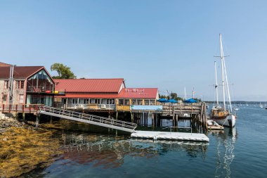 CASTINE, ABD - 17. SEP 2017: Viktorya tarzı güzel evler ve ABD 'nin Castine kentindeki rıhtımda tekneler. 1630 'larda Fransızlar buraya bir kale inşa ettiler. 1779 'da İngiliz Kraliyet Donanması buraya bir birlik gönderdi ve liman kasabasını ele geçirdi..