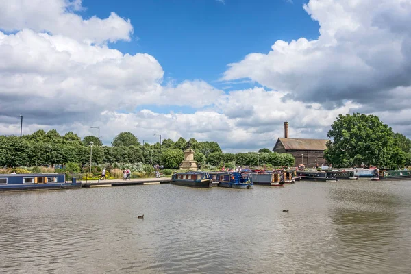 STRADFORT, İngiltere - 24 Haziran 2017: güneşli bir günde Avon nehrindeki tekneler. Turist gezisi öneriyorlar..