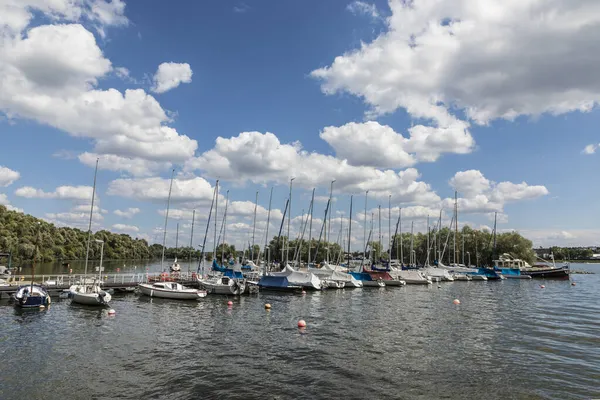 ワルフ ドイツ 2017年8月6日 川のラインでワルフにプライベートセーリングボートと桟橋 ワルフ港はプライベートセーリングボートに特化しています — ストック写真