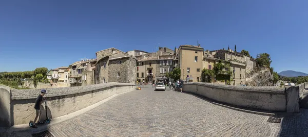 Vaison Romaine งเศส งหาคม 2017 คนไปเย ยมสะพานโรม นโบราณใน Vaison Romaine — ภาพถ่ายสต็อก