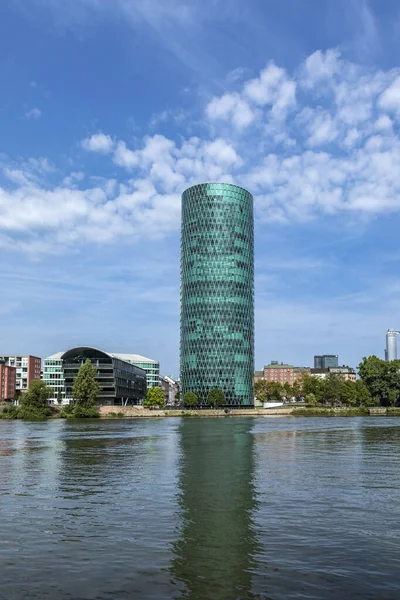 Frankfurt Germany 2017年8月25日 德国法兰克福港口区威斯特萨芬塔 西港塔因其独特的建筑 在2004年赢得了马丁 埃尔赛塞尔板块 — 图库照片