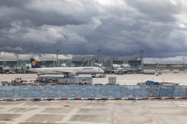 フランクフルト ドイツ 2017年9月11日 フランクフルトラインメイン空港のターミナル1で航空機 2016年のフランクフルト空港 Fra の乗客数は60 792 308人 — ストック写真