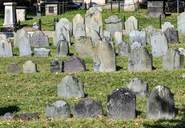 Boston 2017年9月12日 グラナリー埋葬地の木の下の墓石の列 1660年にボストンで3番目に古い墓地となった — ストック写真