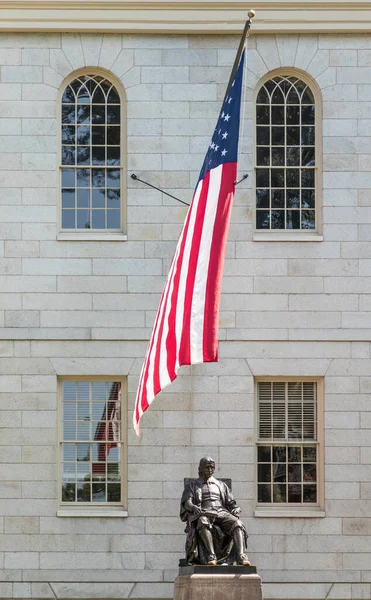 Cambridge Usa Sep 2017 John Harvard Statue Waving Flag Old — 图库照片