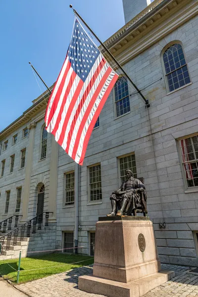 Cambridge Usa Sep 2017 John Harvard Statue Waving Flag Old — Stock Photo, Image