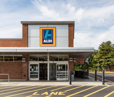 BRATTLEBORO, ABD - SEP 21, 2017: Brattleboro 'daki Aldi bakkal dükkanı. Bu arada Alman bakkal şirketi Amerika 'da yaklaşık 2000 dükkan açtı ve giderek genişliyor..