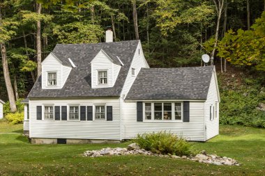 SUNDERLAND, ABD - SEP 21, 2017: Sunderland, Vermont, ABD 'de yeşil dağ bölgesinde Victoria tarzı tipik ahşap çiftlik evi.