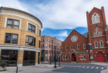 Pittsfield, ABD - SEP 22, 2017: Pittsfield 'daki tarihi bina ve metodist kiliseye bakış.
