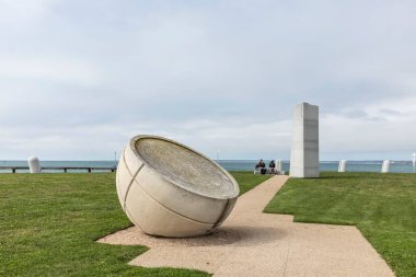 NEWPORT, ABD - 23. SEP 2017: ünlü Newport Portekiz Keşif Anıtı. Anıt 1988 yılında Brenton Point, Newport, RI 'de inşa edildi..