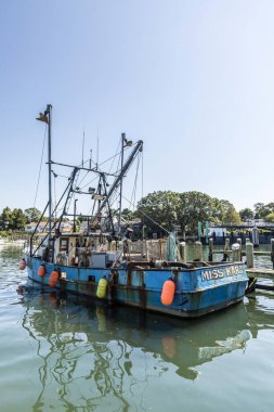 Barnstable, ABD - SEP 24, 2017: Barnstable Limanı 'nda eski bir balıkçı gemisi. Kuzeyde Sandy Neck ve güneyde Barnstable şehri tarafından korunan doğal bir limandır. İç liman çoğunlukla taranır..