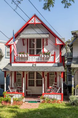 MARTHA 'NIN VINEYARD, MA, ABD - 26 SEP 2017: Viktorya tarzı Marangoz Gotik Kulübeleri, Lake Avenue' de zencefilli ekmek, Martha 's Vineyard, Massachusetts, ABD' deki Oak Bluffs.