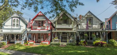 MARTHA 'NIN VINEYARD, MA, ABD - 26 SEP 2017: Viktorya tarzı Marangoz Gotik Kulübeleri, Lake Avenue' de zencefilli ekmek, Martha 's Vineyard, Massachusetts, ABD' deki Oak Bluffs.