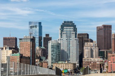 BOSTON, ABD - 26. SEP 2017: Arabalar Massachusetts, Boston 'un başkentine arabayla giriyor. Arka planda modern ufuk çizgisi.