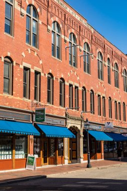 PORTSMOUTH, ABD - SEP 27, 2017: tuğla binalı eski tarihi pazar caddesi. 1762 'de Portsmouth' taki Pazar Meydanı 'nın kaldırımları için bir halk piyangosuna para ödendi..