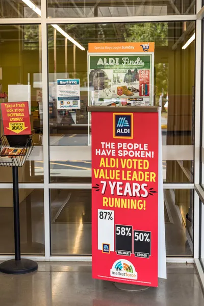BRATTLEBORO, ABD - SEP 21, 2017: Brattleboro 'daki Aldi bakkal dükkanı. Bu arada Alman bakkal şirketi Amerika 'da yaklaşık 2000 dükkan açtı ve giderek genişliyor..