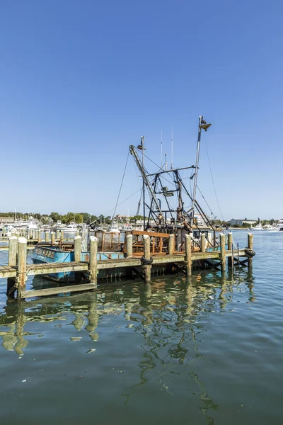米国バーンスタブル 2017年9月24日 バーンスタブル港の古い漁船 自然港であり 北部のサンディ ネックと南部のバーンスタブル市によって保護されている 内側の港はほとんど浚渫されている — ストック写真