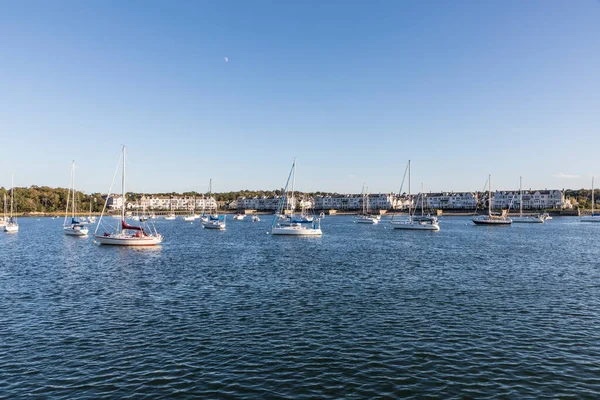 WEYMOUTH, ABD - SEP 29, 2017: Boston yakınlarındaki Weymouth adasının silueti ve özel insanlar için yelkenli gemileri.