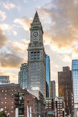 BOSTON, ABD - SEP 29, 2017: Boston silueti saat kulesiyle, gümrük binası güzel ışıklı