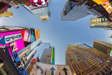 New York, Usa 4 Ekim 2017: Haber 'in neon reklamları, markalar ve sinemalar Times Meydanı' nda öğleden sonra. Times Meydanı New York yaşamı ve eğlencesi için bir semboldür..