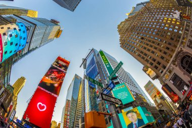 New York, Usa 4 Ekim 2017: Haber 'in neon reklamları, markalar ve sinemalar Times Meydanı' nda öğleden sonra. Times Meydanı New York yaşamı ve eğlencesi için bir semboldür..