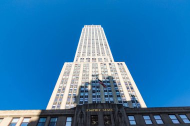 New York, Usa - 5 Ekim 2017: Manhattan, New York 'taki sokak seviyesinden Empire State Building View.