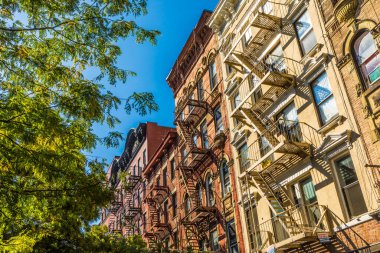 NEW YORK, ABD - OCT 5, 2017: New York 'taki eski tarihi bir evin cephesinde demir yangın merdiveni. 4 katlı ve daha fazla katlı her evin kanunen bir yangın merdivenine ihtiyacı vardı..
