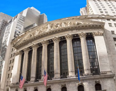 NEW YORK, ABD - OCT 5, 2017: New York 'taki Wall Street borsası cephesi. NYSE dünyadaki en ünlü borsadır..
