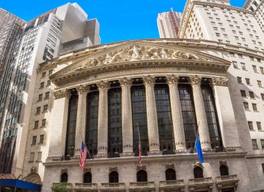 NEW YORK, ABD - OCT 5, 2017: New York 'taki Wall Street borsası cephesi. NYSE dünyadaki en ünlü borsadır..