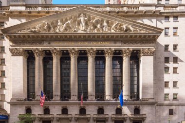 NEW YORK, ABD - OCT 5, 2017: New York 'taki Wall Street borsası cephesi. NYSE dünyadaki en ünlü borsadır..