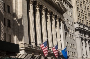 NEW YORK, ABD - OCT 5, 2017: New York 'taki Wall Street borsası cephesi. NYSE dünyadaki en ünlü borsadır..