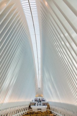NEW YORK, ABD - OCT 6, 2017: NEW YORK - 8 Eylül: Oculus New York 'taki Beyaz Dünya Ticaret Merkezi' nin içi insanlarla dolu. İstasyon mimar ve mühendis Santiago Calatrava tarafından tasarlandı..
